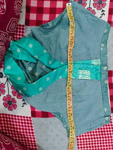 Elegant Teal Saree with Intricate Gold Patterns