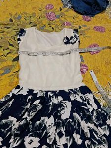 Chic Floral Print Dress and blue leggings free