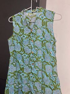 Elegant Floral Print Sleeveless Kurta