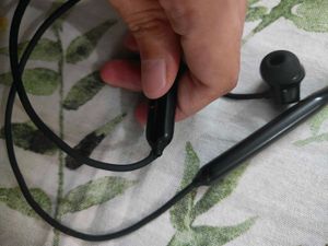 Black Wireless Neckband Earphones
