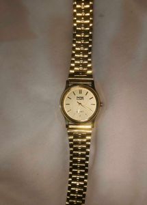 Gold Tone Quartz Wristwatch ⌚