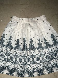 Chic White & Navy Skirt