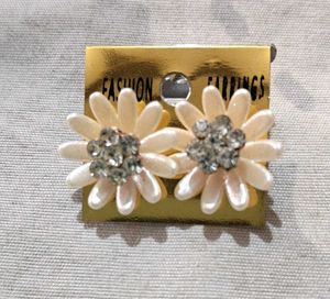 Cute Daisy Flower Stud Earrings