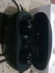 THE WIRELESS EARBUDS