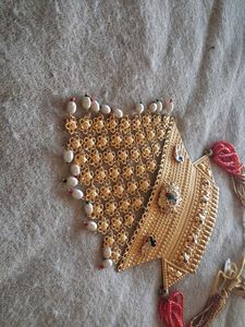 Exquisite Gold Necklace with Pearls