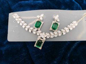 Elegant Emerald Jewelry Set