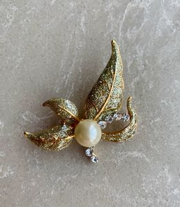 Artificial Diamond ♦️ Brooch
