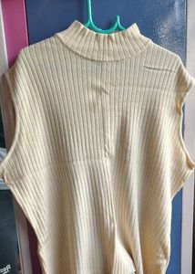 Ribbed Mock Neck Zip Sleeveless Top