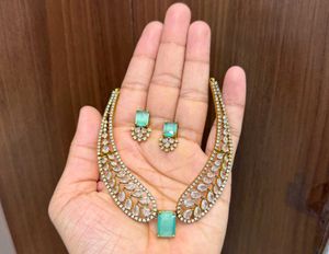 Stunning Emerald &amp; Diamond Necklace Set