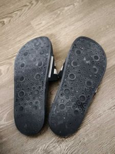 Comfortable white and black Slides