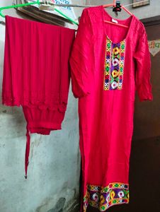 Red kurta pant sets.