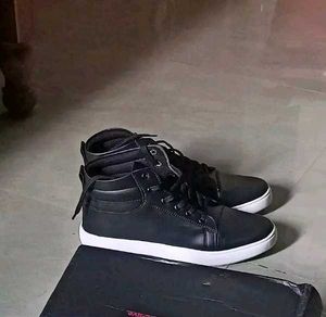 Black High-Top Fashion Sneakers