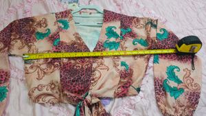 Guess Front-tie, v-neck crop top