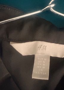 H&amp;M Sleek Black Sleeveless Button-Up Top