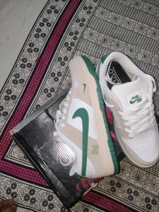 Nike Dunk Low SB Sneakers