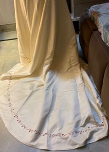 Elegant Cream Embroidered trail gown🎀🩷🦋
