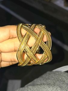 Elegant Gold Tone Knot Bracelet