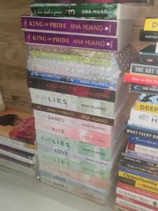 Colleen Hoover Ana Huang Stephanie Meyer