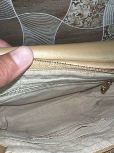 Gold Woven Crossbody Bag thoda damage hai photos m