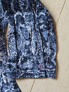Stylish Blue Snakeskin Print Button-Up Shirt