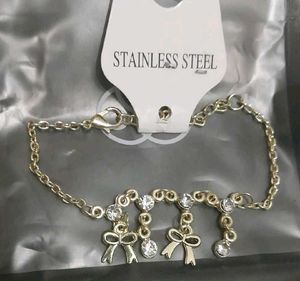 ⬇️⬇️Gold Tone Bow & Crystal bracelet