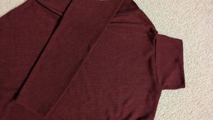 MAROON RIBBED TURTLENECK TOP.