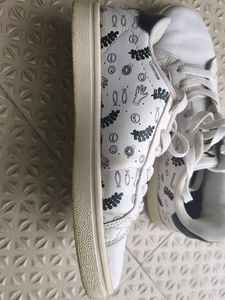 Women/Girls white sneakers