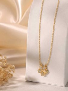Delicate Flower Pendant Necklace