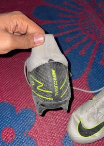 NIKE STUDS