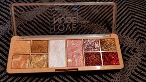 Eye Pallette With Shimmer And Glitter Shades