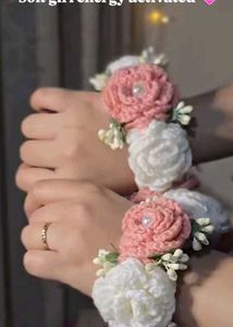 RED AND WHITE CROCHET HAND N HAIR GAJRA