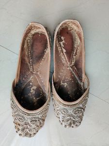 Off white Women Jutti