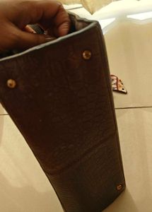 Chic Croc-Embossed Handbag with Scarf Accent