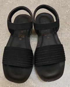 Comfortable Black Strap Sandals