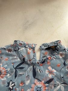 Floral blue zink Ruffle Neck Top