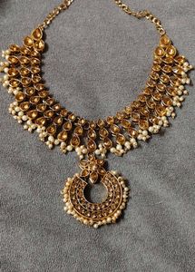 Stunning Gold Tone Necklace with Pearls
