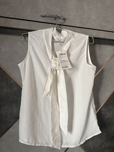 Elegant Sleeveless White Blouse with Tie Neck