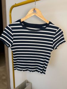 Chic Striped Cropped Tee