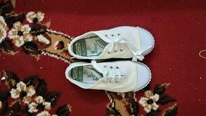 Relaxo White Canvas Sneakers