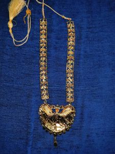 Exquisite Gold-Tone Necklace with Red Stones