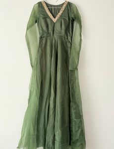 Elegant Green Kurta with Floral Embroidery