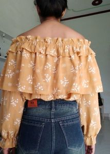 Off-Shoulder Ruffled Floral Crop Top
