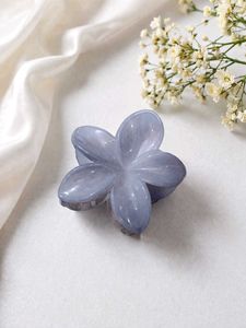 “Cute Flower Hair Claw Clip🌸 | Pastel Grey Aesthe