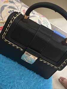 Chic Black Textured Shoulder Bag with Gold Chain