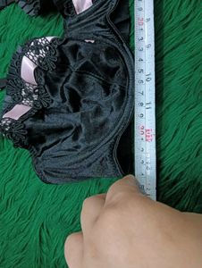 Elegant 34C🎁🫴🏻 Black Lace Trim Bra