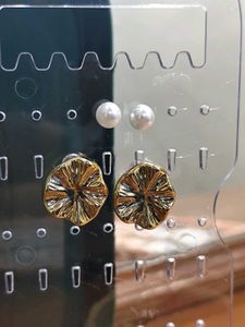 Elegant Pearl & Gold stud earrings