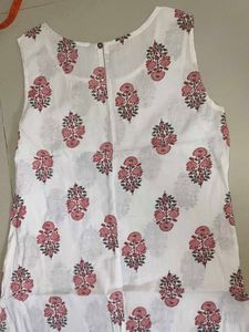 Floral Print Sleeveless Kurti