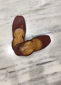 Elegant Maroon Juttis/Flats