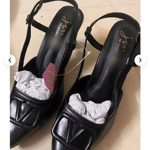 Chic Black Slingback Heels