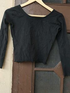 Black Long Sleeve V-Neck Cropped Top